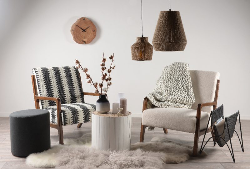 fauteuil en fourrure et tapis de peau de mouton pour un salon scandinave hygge