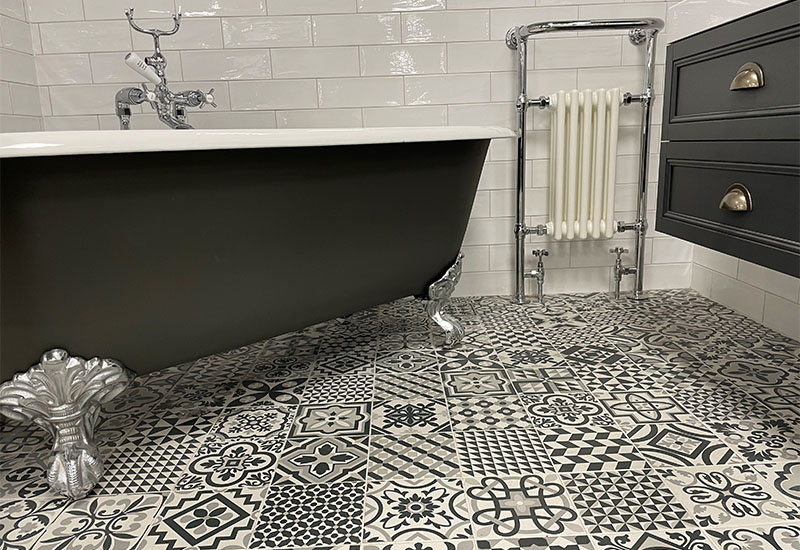 Salle de bain art déco carreaux de ciment blancs et noirs et baignoire Charleston