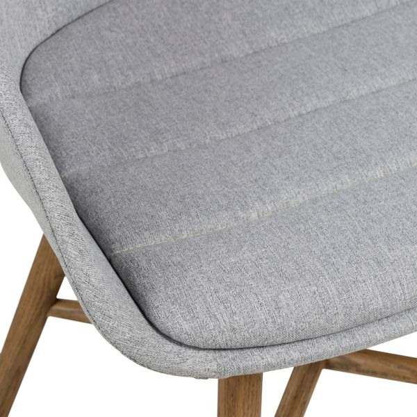 Chaise repas tissu gris clair pieds chêne foncé Jeff
