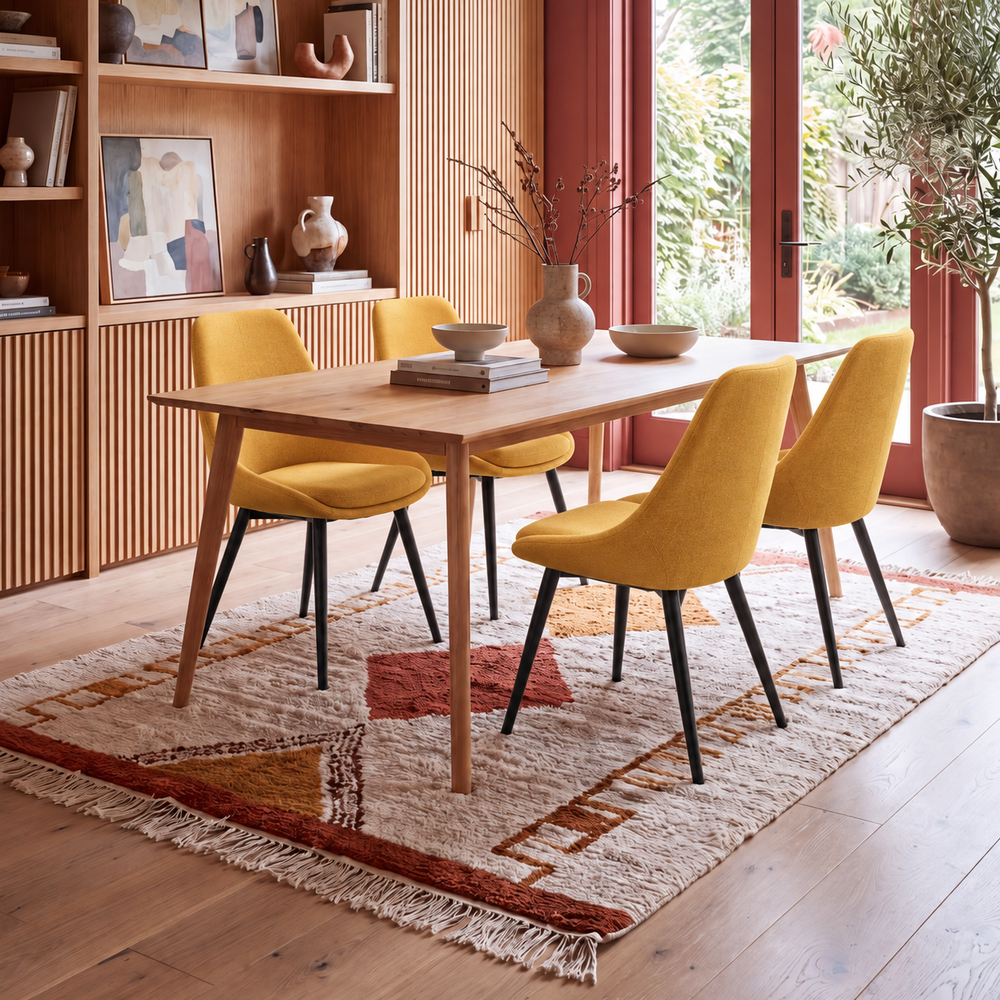 Chaise en tissu jaune moutarde
