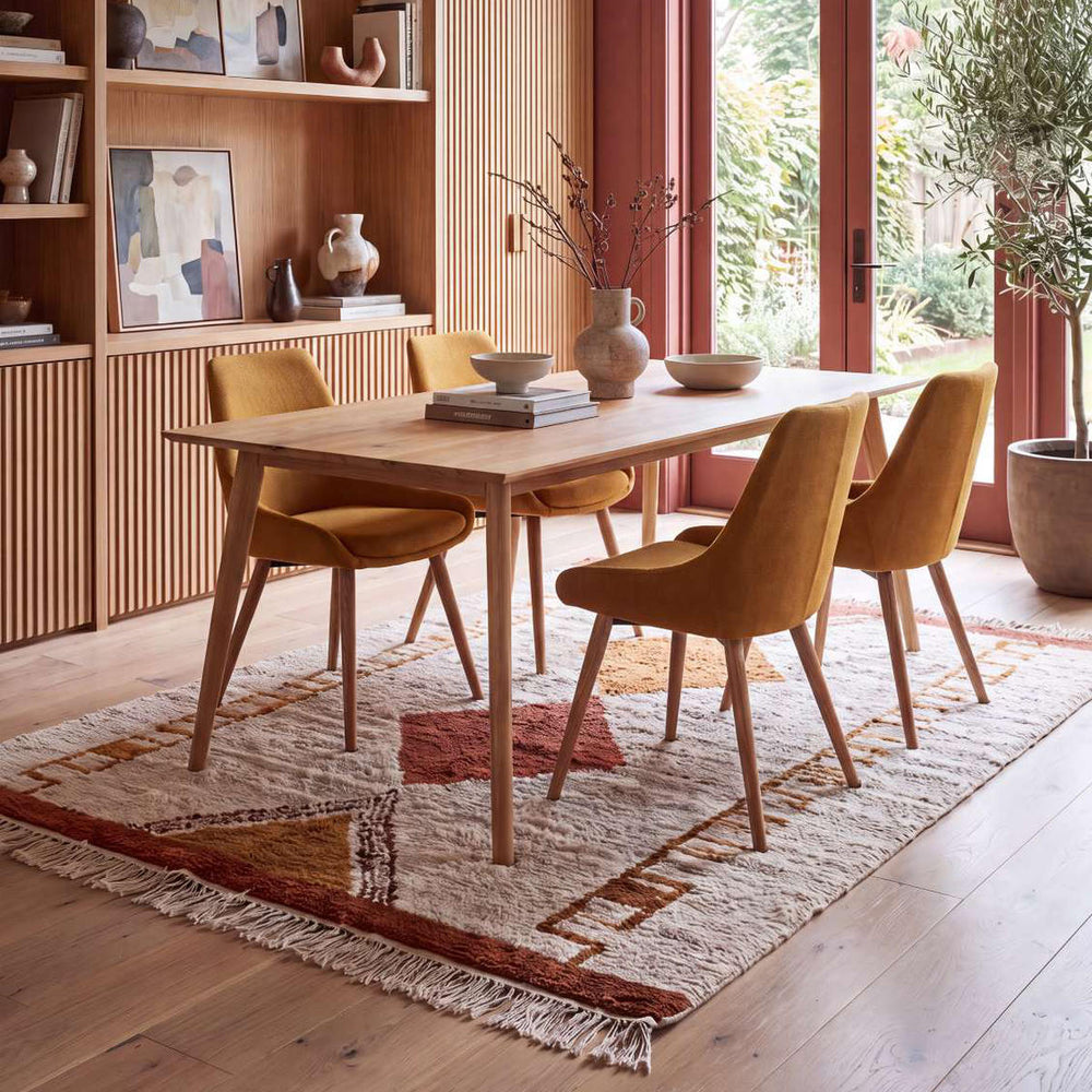 Chaise en velours côtelé jaune curry