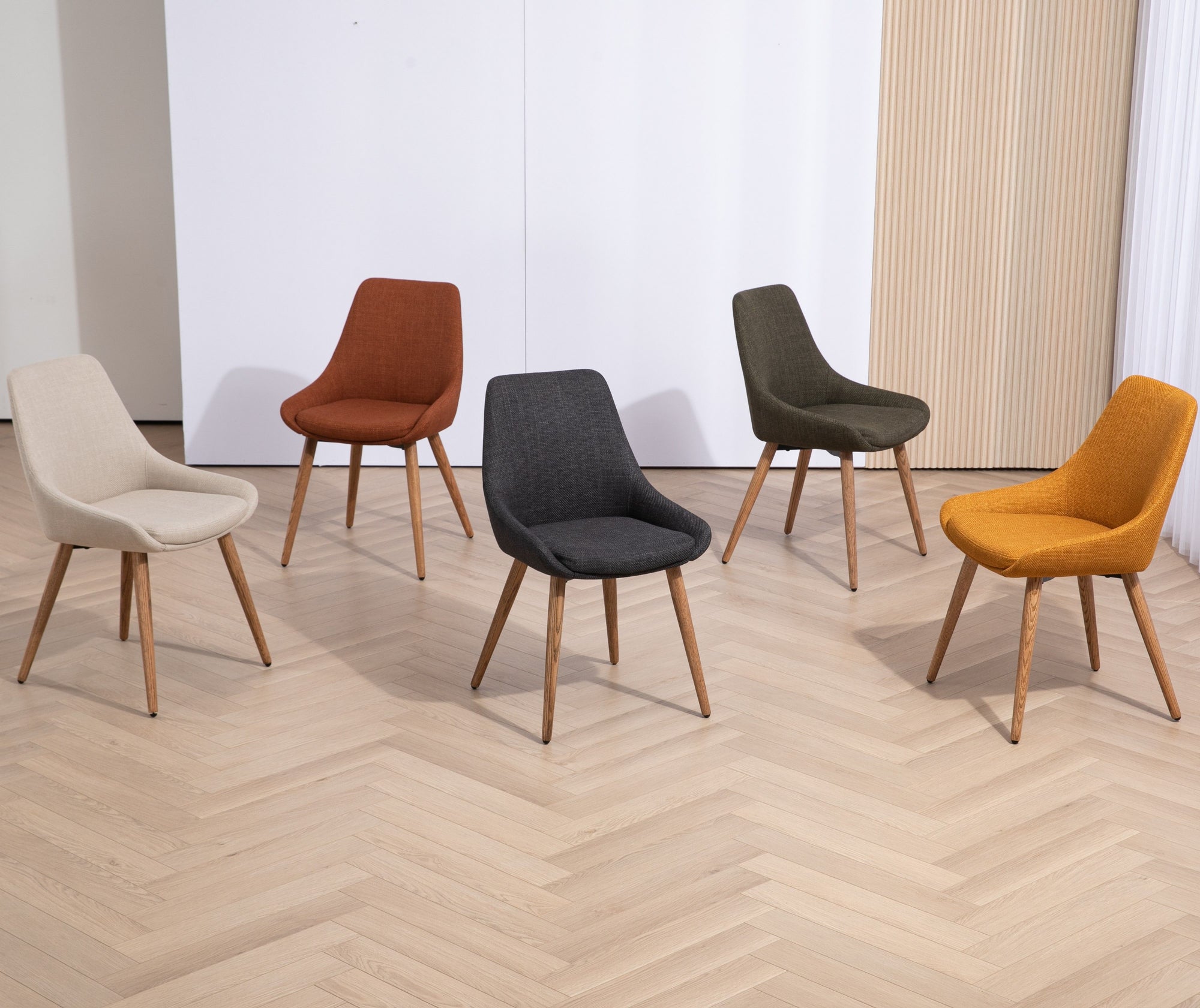Chaise repas tissu cognac pieds chêne foncé BARI
