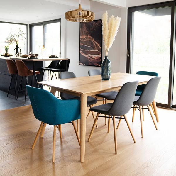 Chaise accoudoirs bleu en tissu pieds chêne naturel May