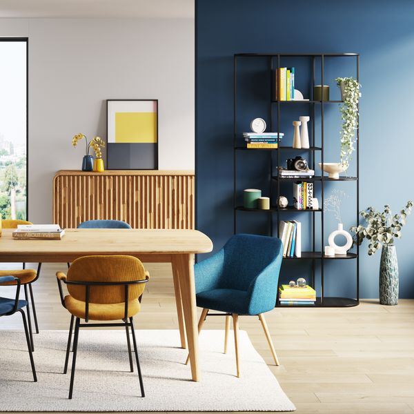 Chaise accoudoirs bleu en tissu pieds chêne naturel May