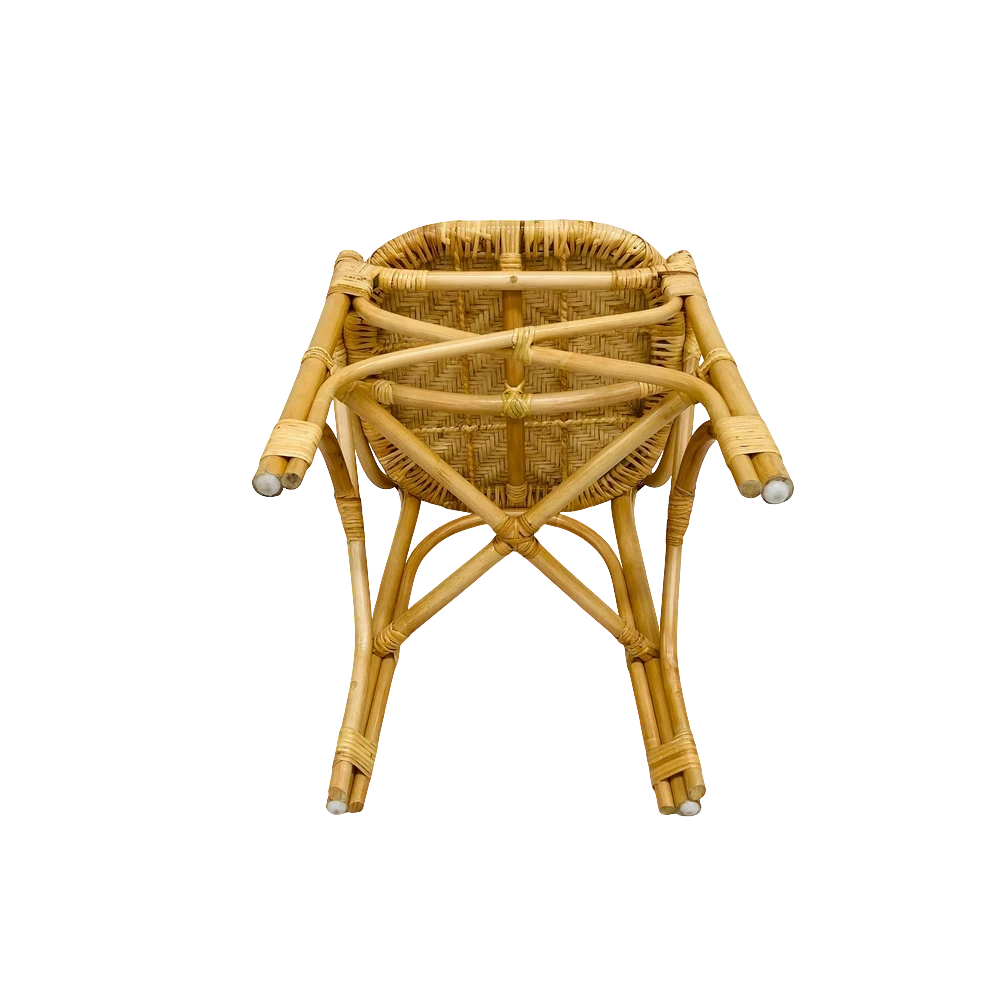 Chaise repas ZAGO STORE en rotin naturel avec structure tissée vue de dessous sur fond noir