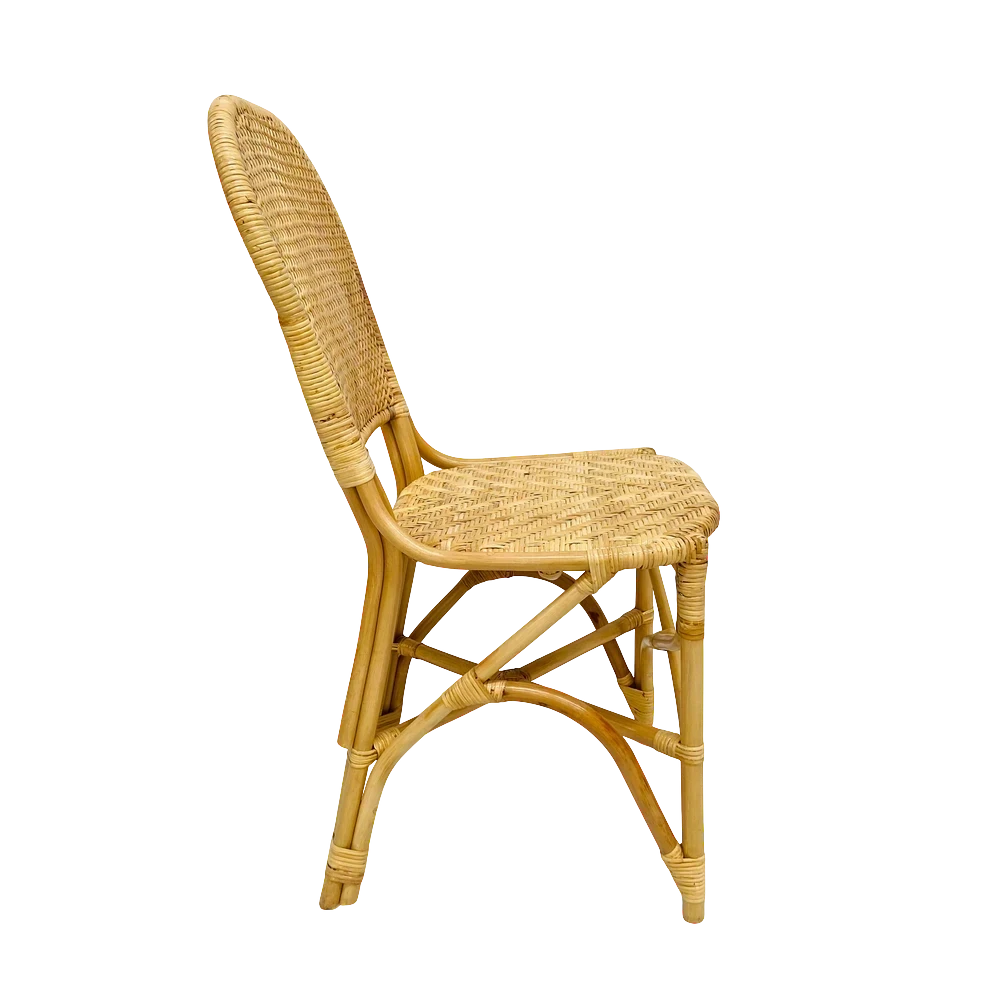 Chaise repas ZAGO STORE en rotin naturel tressé, style bohème avec dossier arrondi, vue de profil sur fond noir.