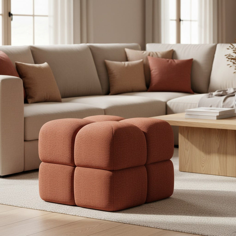 Pouf ZAGO STORE bordeaux en tissu texturé au design carré moderne dans un salon chaleureux