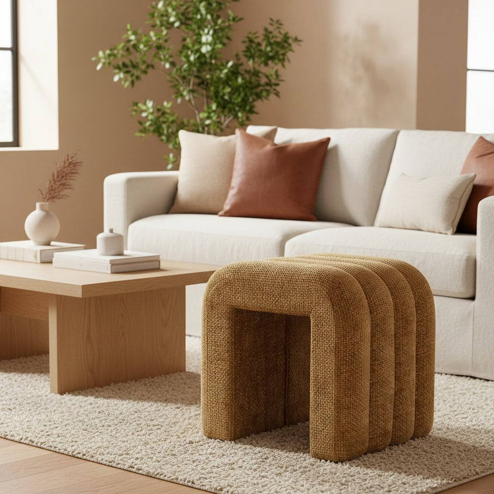 Pouf ZAGO STORE en tissu chenillé couleur miel au design contemporain et structuré dans un salon chaleureux
