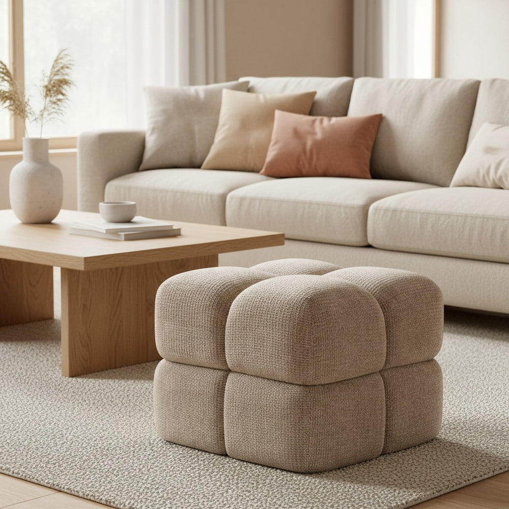 Pouf ZAGO STORE Rubik en tissu texturé camel, design carré capitonné dans un salon moderne et chaleureux.