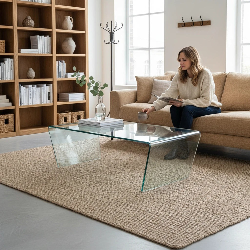 Table basse ZAGO STORE rectangulaire en verre trempé 10 mm dans un salon moderne avec une femme assise sur un canapé
